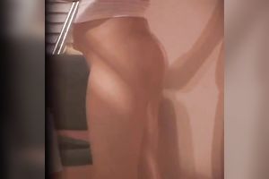 Spying on curvy dilettante playgirl in the doctor's office